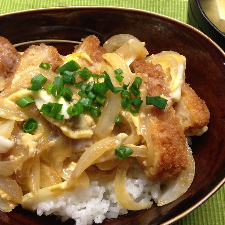 お惣菜リメイク☆メンチカツで卵とじ丼。